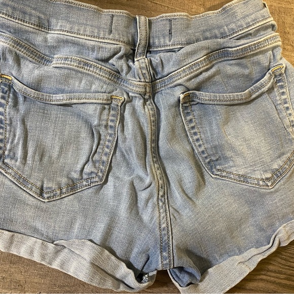 LIKE BRAND NEW Hollister shorts - Picture 1 of 3